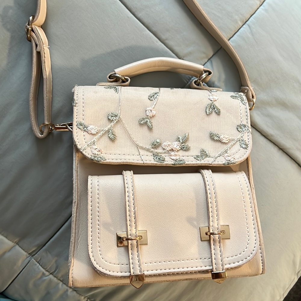 White crossbody that can also be worn as a backpack!
